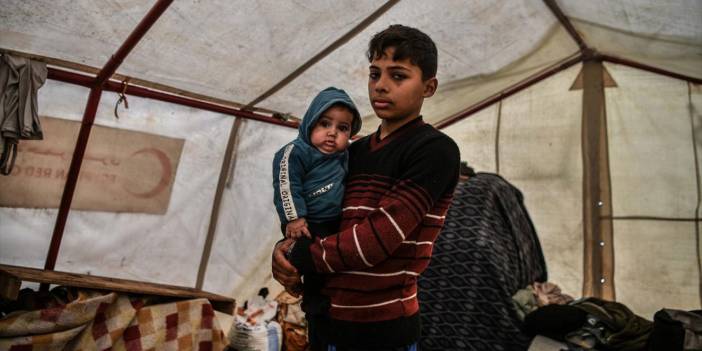 Filistinli Muhammed 14 yaşında, 6 aylık kardeşine hem annelik hem babalık yapıyor