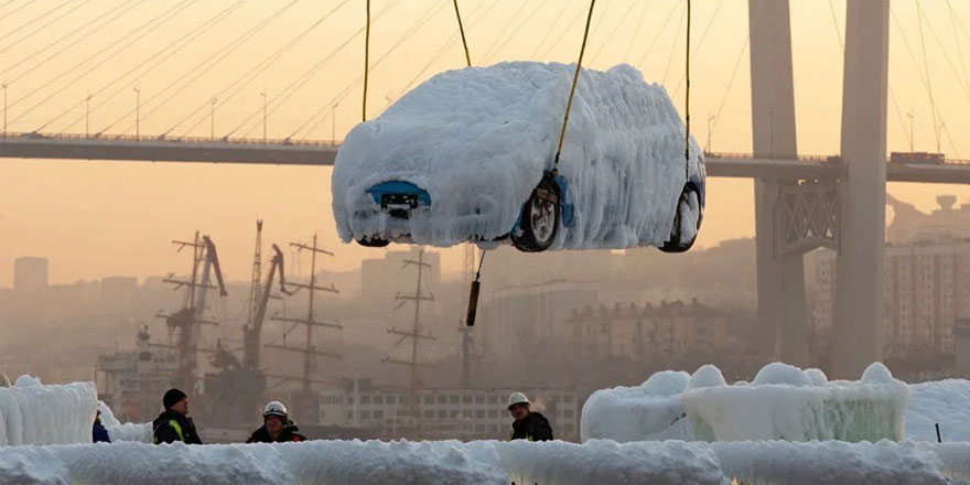 Rusya'da otomobiller dondu