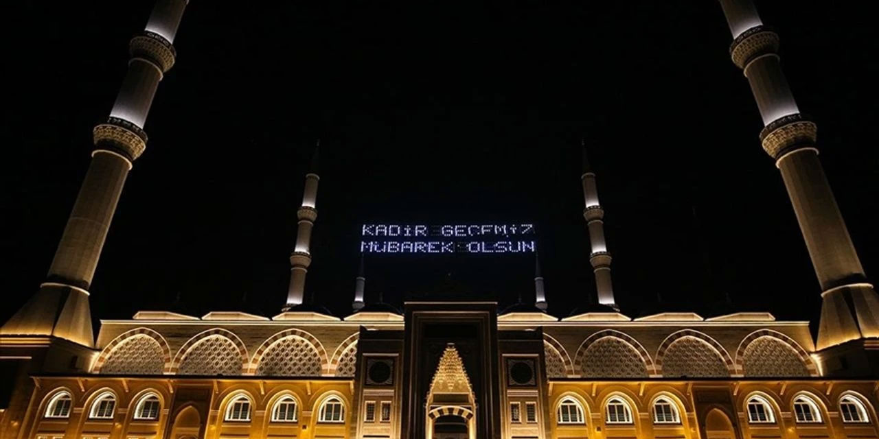 Kadir Gecesi, dünyanın farklı yerlerinde zulme maruz kalan Müslüman kardeşlerimiz için dua edelim