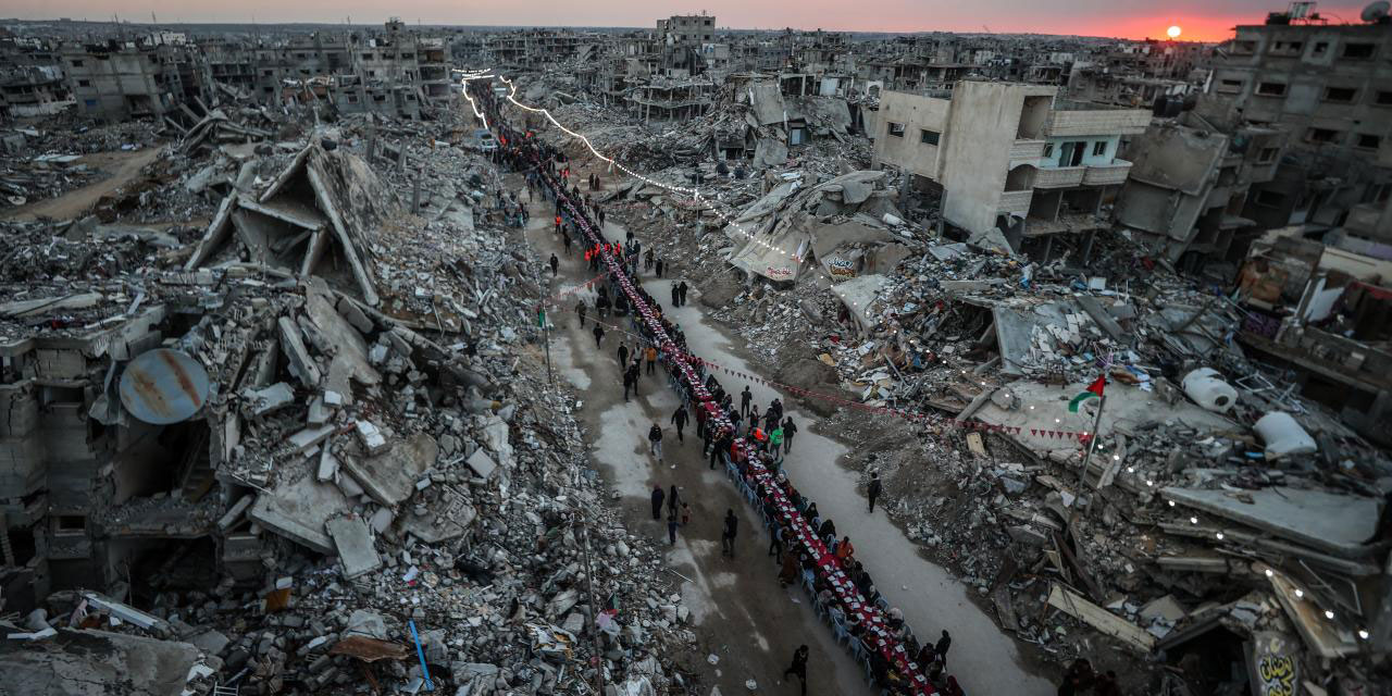 Gazzeliler yıkım ve enkaz arasında ilk iftarlarını açtı