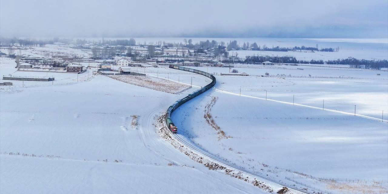 Beyaz rahmetle kaplanmış araziler ve tren yolculuğu