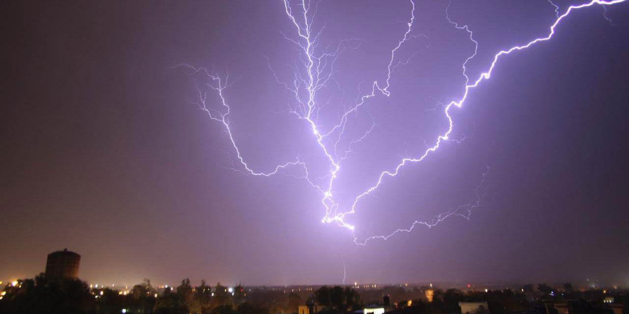Bilim adamları ilk kez yıldırımın yönünü değiştirdi