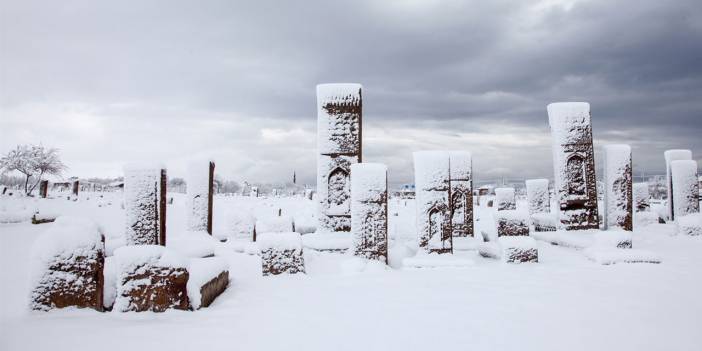 Kefenlilerin mekanı Selçuklu Mezarlığı da beyaz kefene büründü