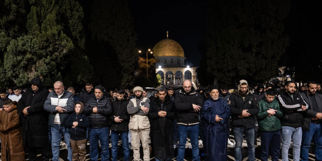 Mescid-i Aksa'da on binlerce Müslüman ilk teravih namazını eda etti