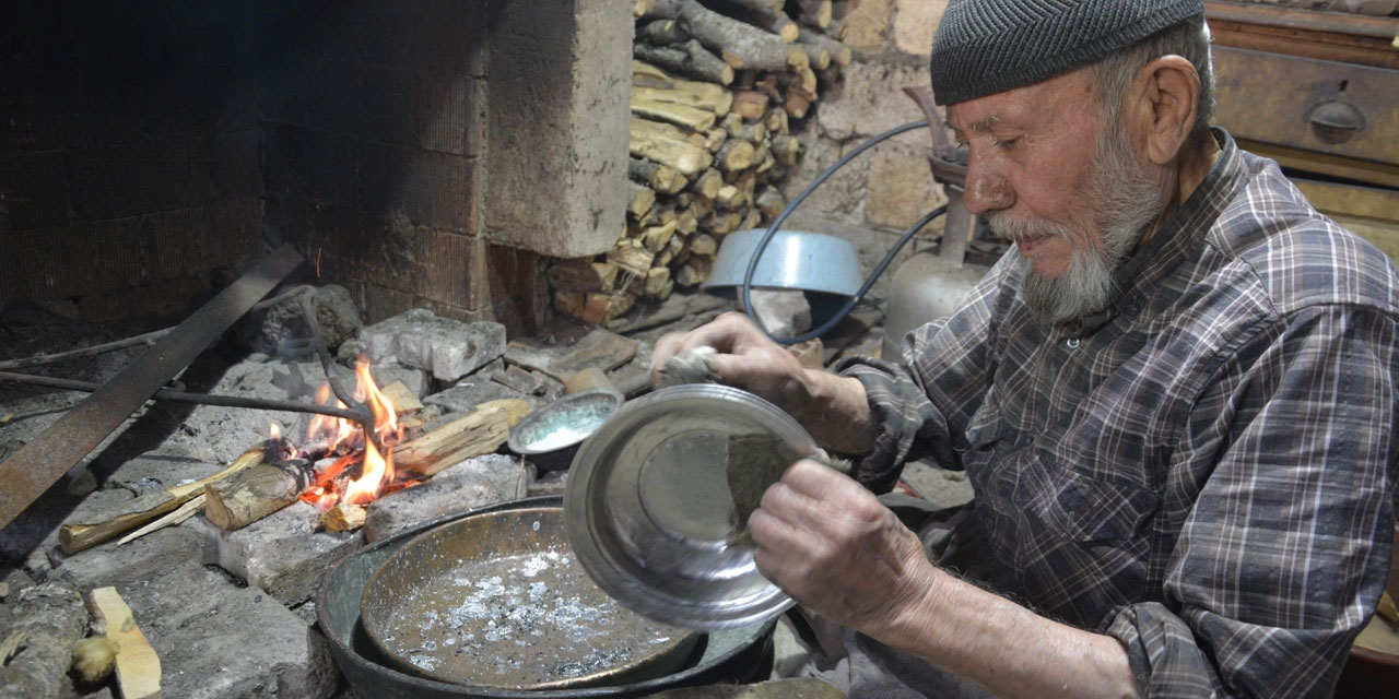 Manisalı 83 yaşındaki kalaycı dede 73 yıldır aynı heyecanla çalışıyor