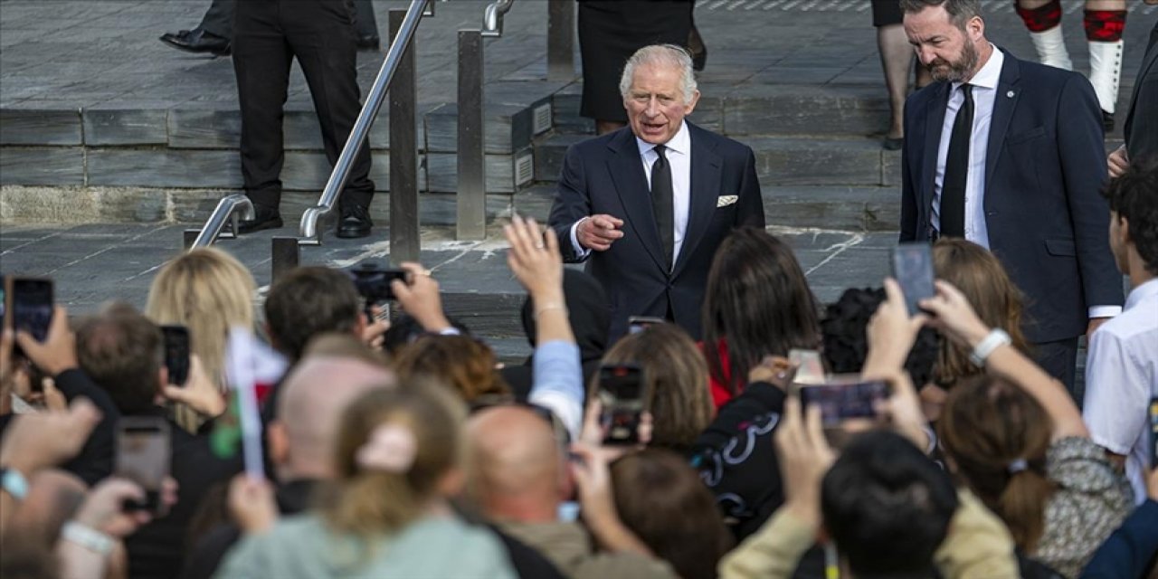 Yeni Krala Galler'de protesto: Senin geçit töreninin parasını ödemek zorundayız