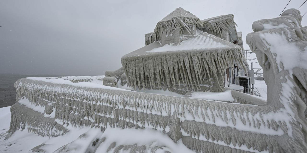 Amerika'daki kar fırtınası evleri dondurdu