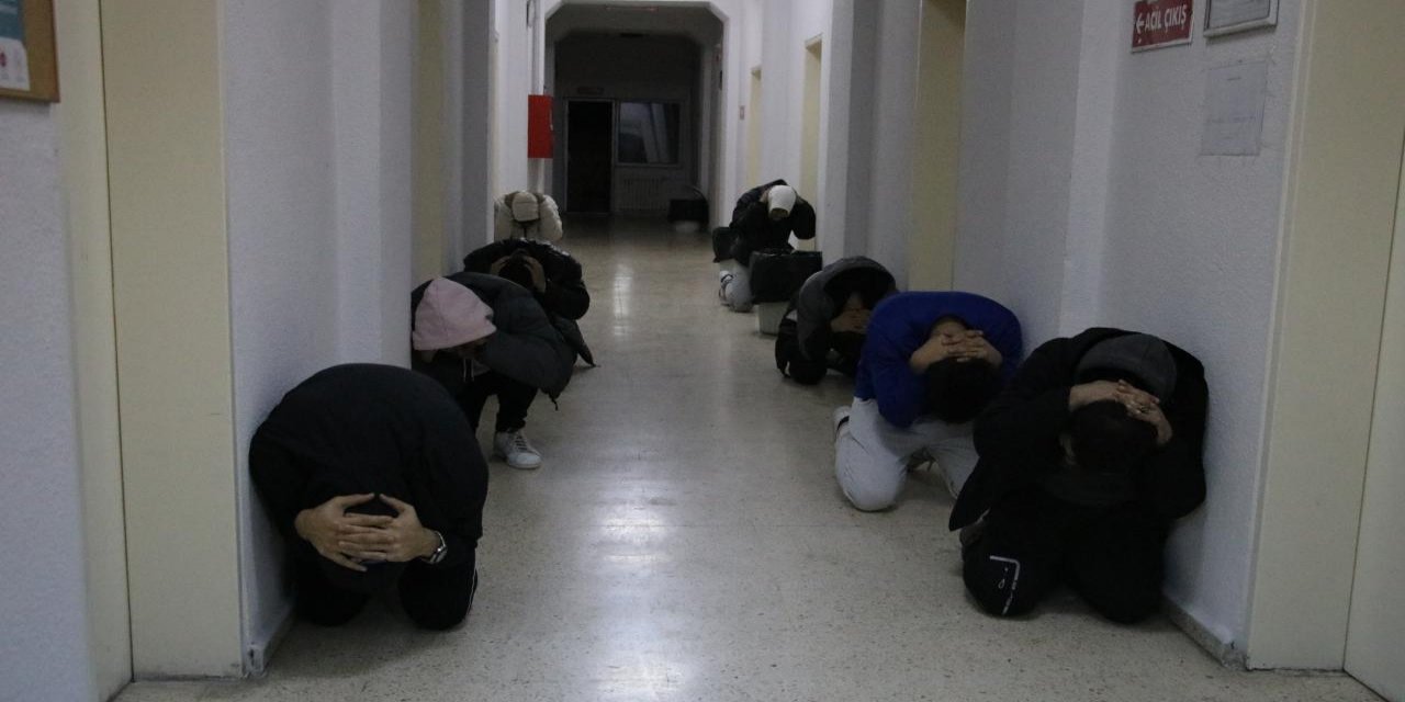 KYK yurtlarında Deprem Anı, Çök Kapan Tutun ve Tahliye tatbikatı