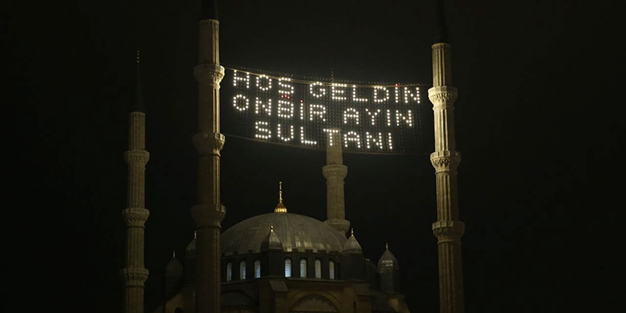 Selimiye'nin minareleri mahyalandı