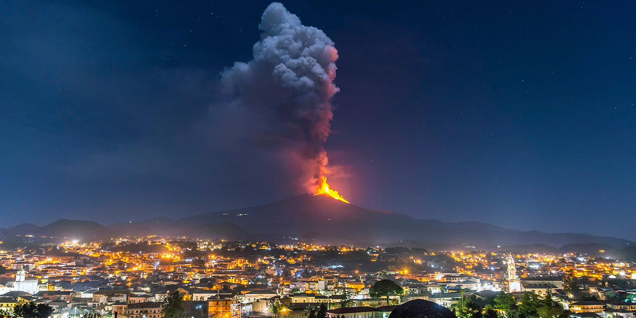 Etna Yanardağı'nın patlaması uçakları da etikiledi