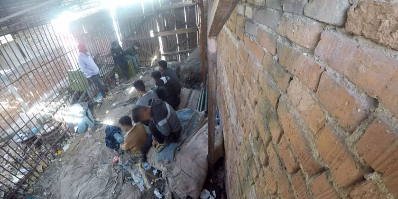 Mültecileri kafese koyup gönderiyorlar