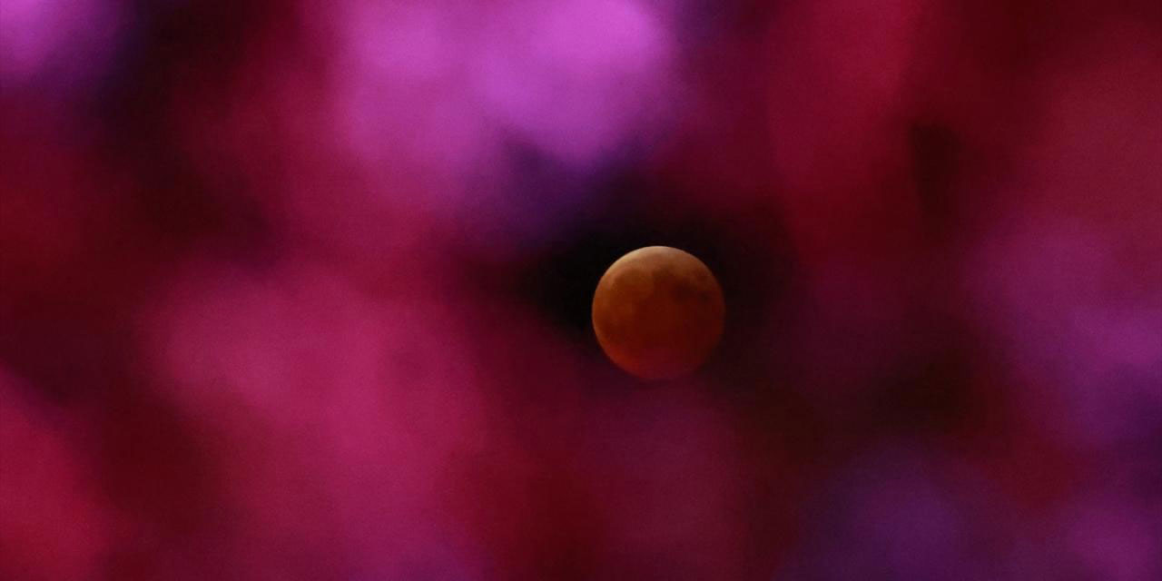 Dünya'nın gölgesine giren Ay, kırmızımsı renge büründü