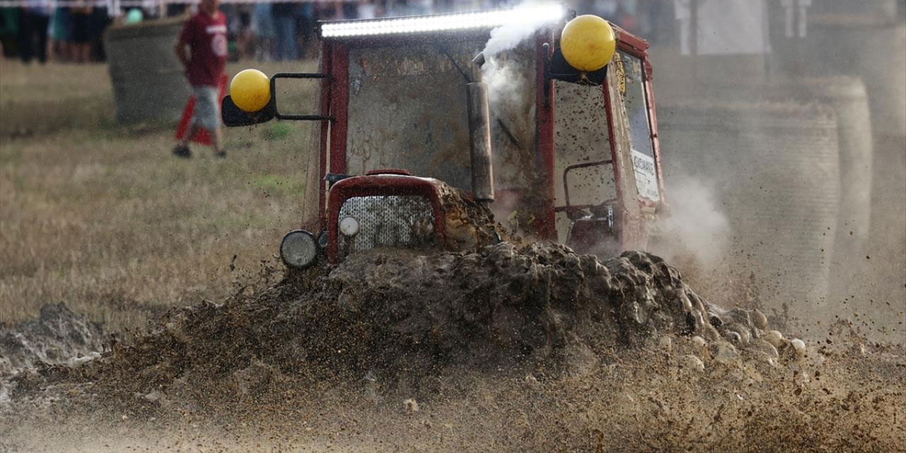 Hasat sezonunun sonunda traktörler yarıştı