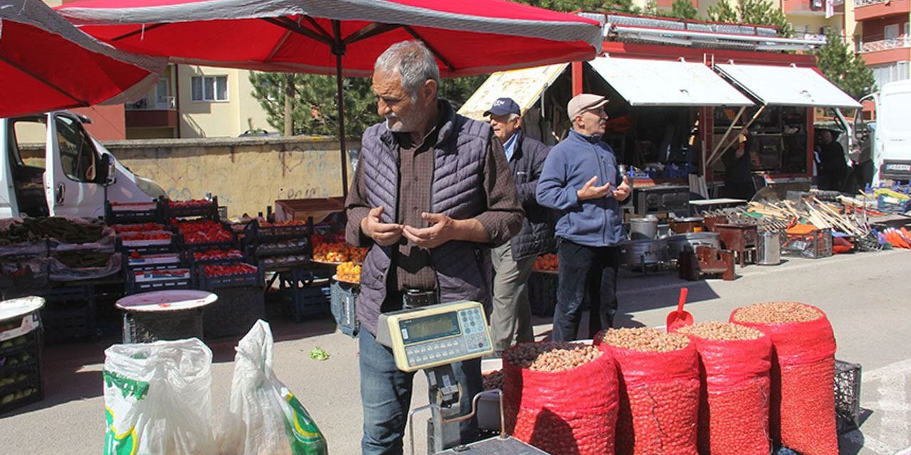 Pazarda sadece meyve sebze yok dua da var