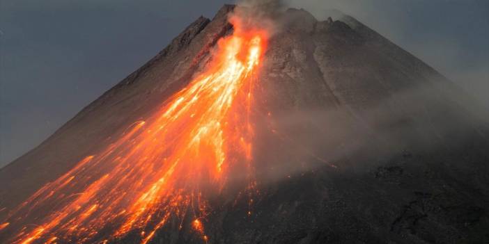 Endonezya'daki Merapi Yanardağı'nda lav nehri oluştu