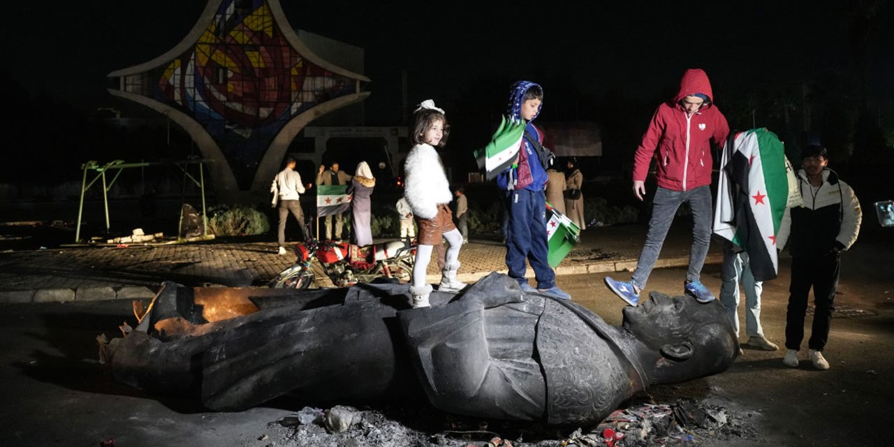 Suriye'de Esad'ın heykelleri tek tek yıkılıp, ayaklar altına alınıyor