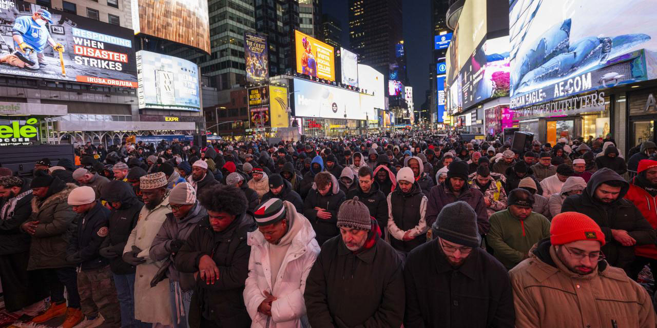 Amerikalı Müslümanlar Times Meydanı'nda teravih namazı kıldı