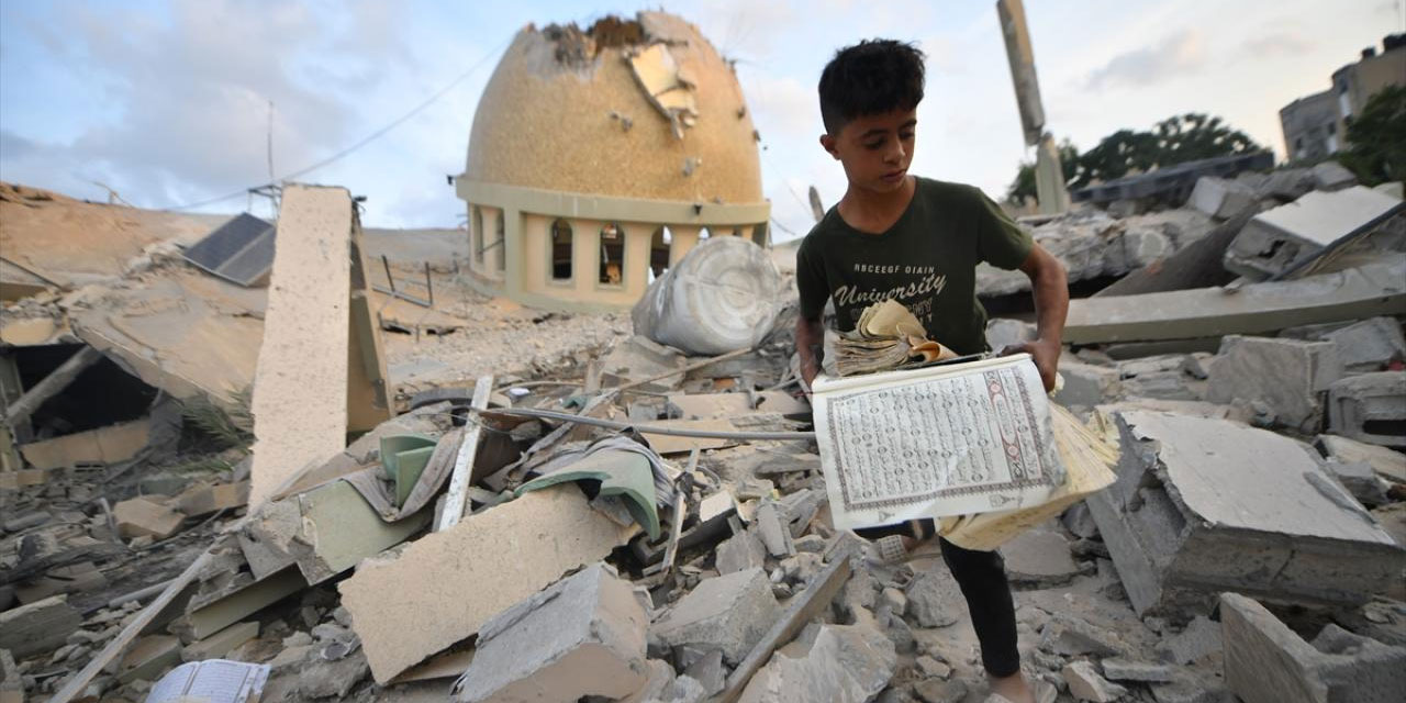Katiller sürüsü Gazze'de bin camiyi yıktı, 100'den fazla din adamını öldürdü
