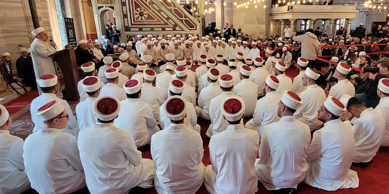 Fatih Camisi'nde 81 hafız için icazet töreni yapıldı