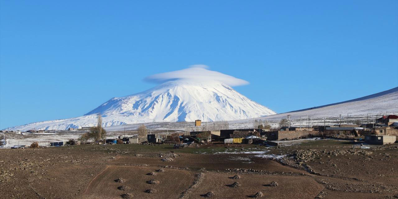 Ağrı Dağı'nın zirvesinde 'takke' şeklinde mercek bulut oluştu