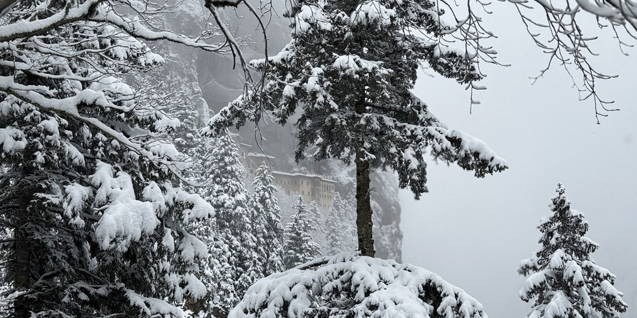 Sümela Manastırı ve Altındere Vadisi beyaz örtüsüyle görüntülendi