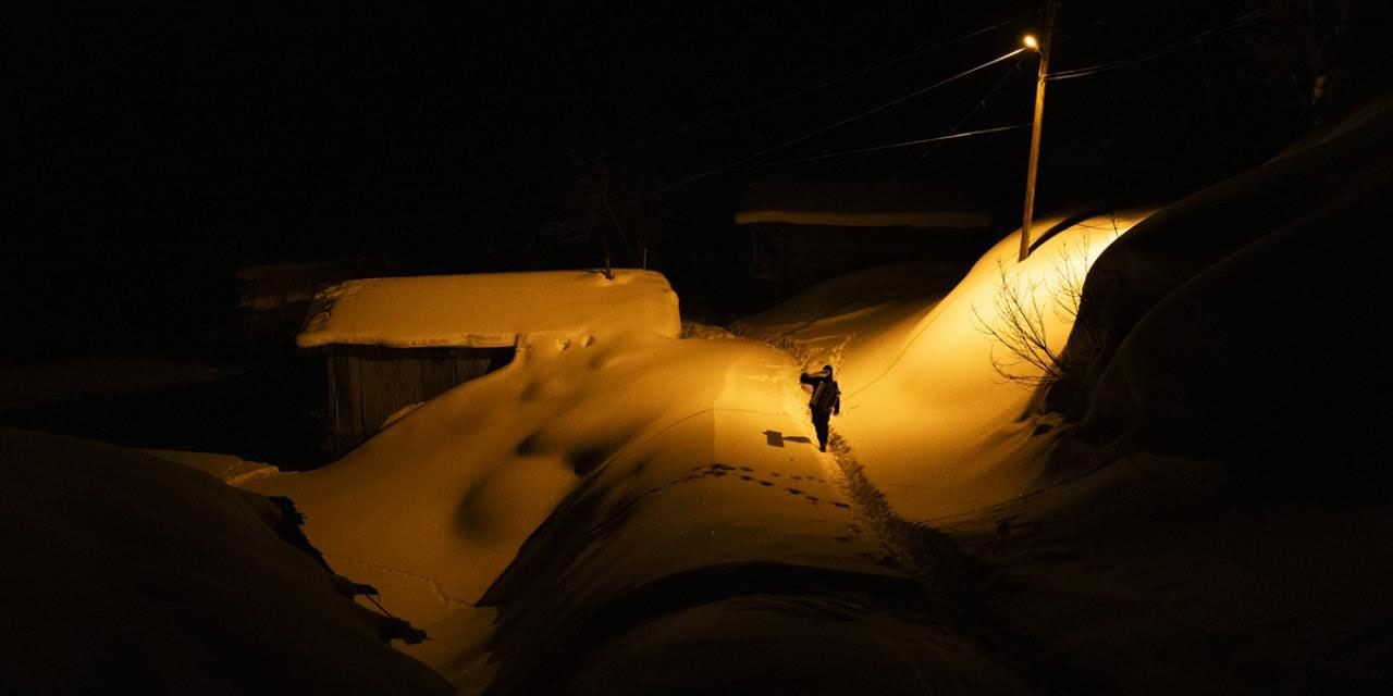 Artvin'in ahşap evli Maden köyünde kış mevsimi
