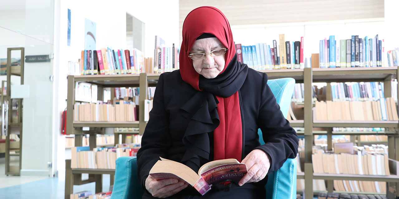 'Terapi gibi geliyor' dediği kitapları 57 yıldır okuyor