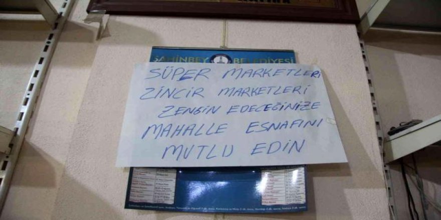 Mahalle bakkalından müşterilerine pankartlı sitem