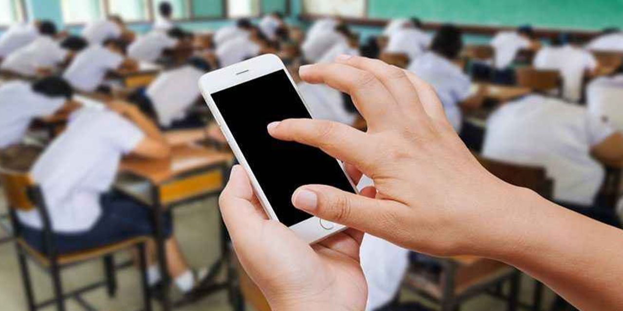 Fransa'da liselerde cep telefonu yeni eğitim yılından itibaren yasaklandı