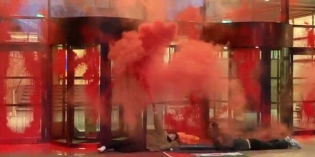 Soykırımcı israile silah satan şirkete kırmızı boyalı protesto