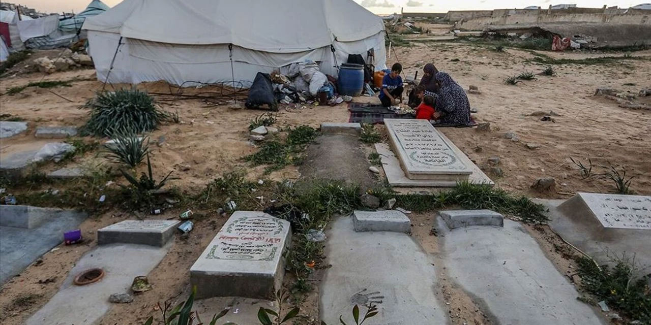 Mezarlıkta yaşıyor, oruçlarını mezarlıkta açıyorlar