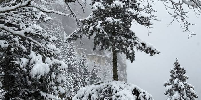 Sümela Manastırı ve Altındere Vadisi beyaz örtüsüyle görüntülendi