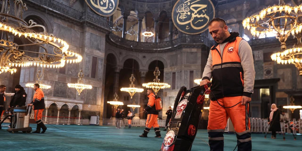 Ayasofya-i Kebir Cami-i Şerifi'nde ramazan hazırlığı: Gül suyuyla yıkandı