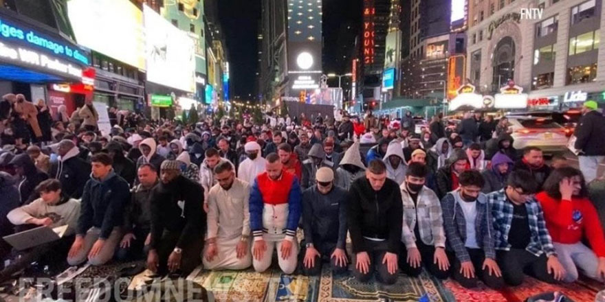 ABD'nin Times Meydanı'nda kılınan teravih namazı gündem oldu