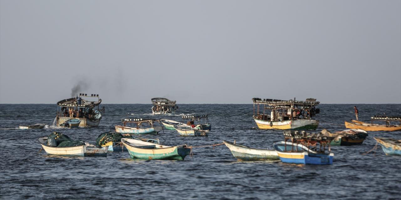 İşgalci İsrail, balıkçıların hayatı gibi ağlarını da çekilmez hale getiriyor