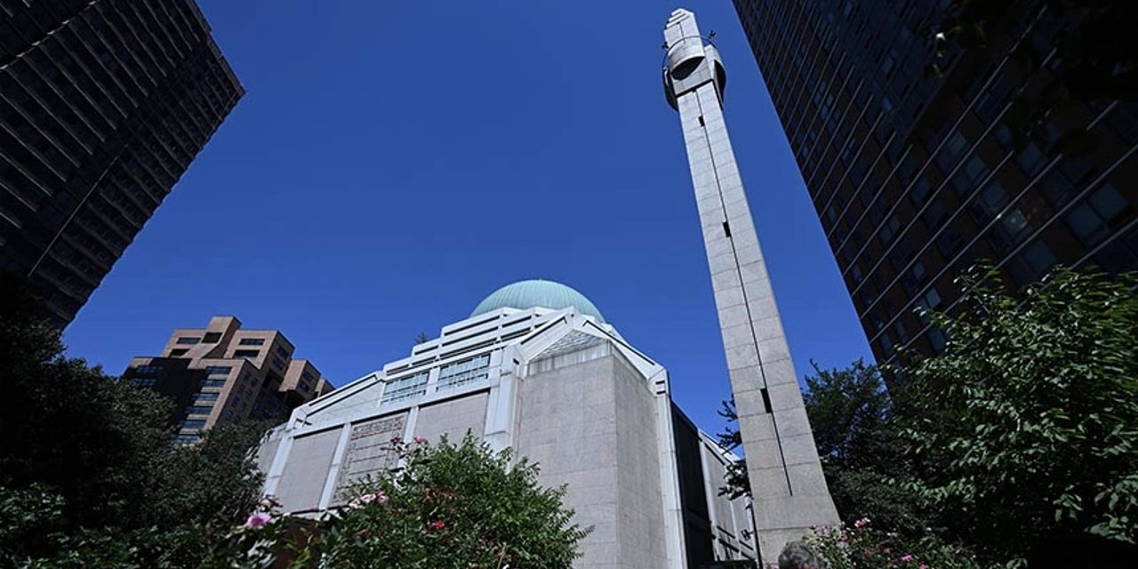 New York'ta ezan sesi camilerden ilk kez hoparlörle dışarıya verildi