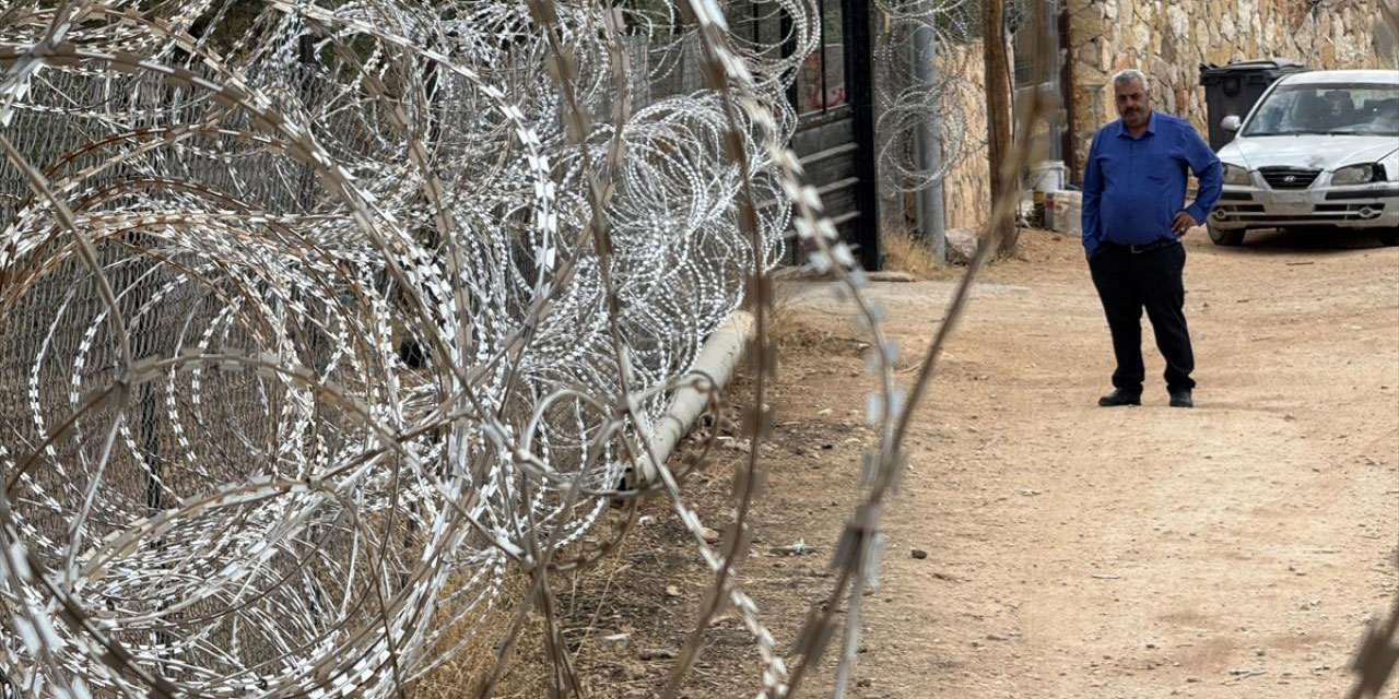 Terörist israilin kısıtlamaları işgal altındaki Batı Şeria’da hayatı felç etti