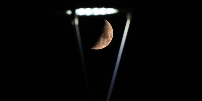 Ankara ve İstanbul'da ay güzel görüntüler oluşturdu