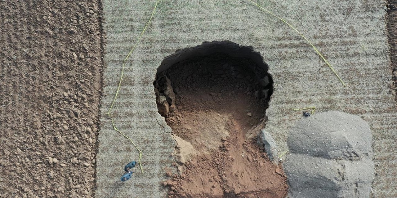 Sivas'ta bir tarlada obruk oluştu