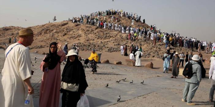 Hacı adayları Medine'de Uhud Dağı ve Okçular Tepesi'ni ziyaret etti