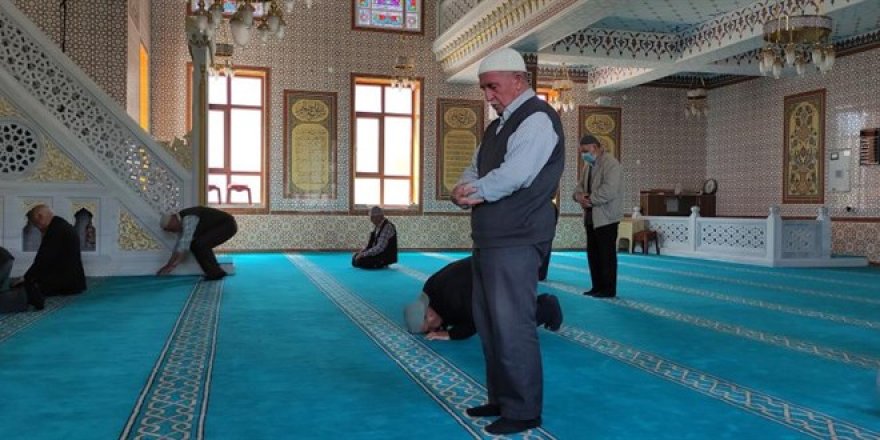 Kadınların ekmek yaparak yaptırdığı cami ibadete açıldı