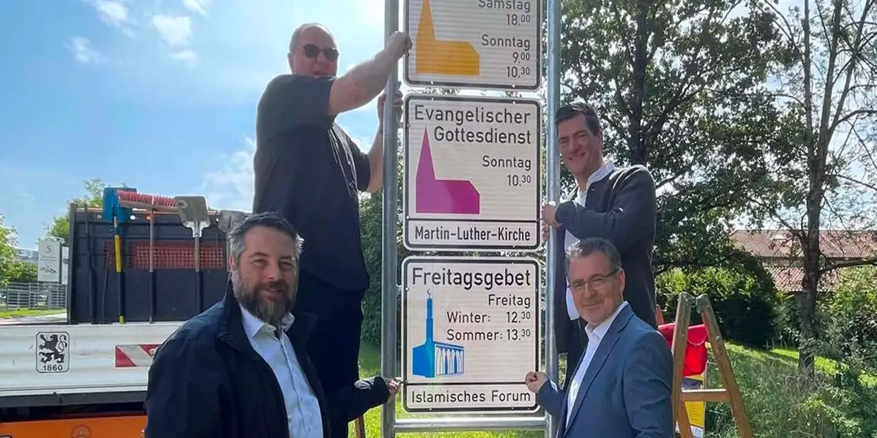 Almanya'da ilk: Şehir tabelasında cuma namazı bilgisi