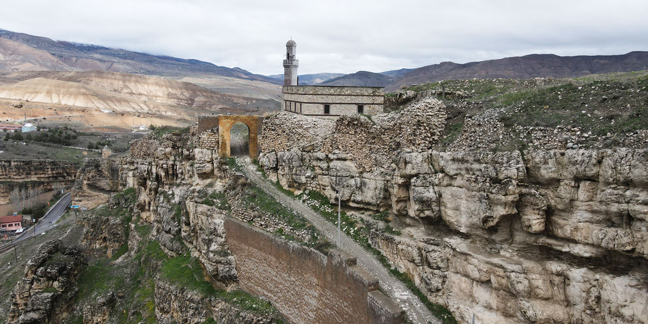 Yıllar sonra bulunan 800 yaşındaki camiden ezan sesi yükseliyor