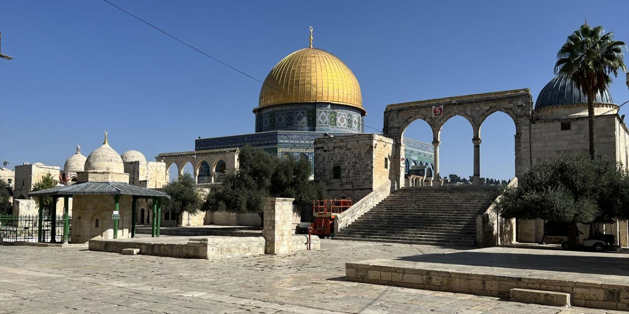 Mescid-i Aksa'yı bu cuma da cemaatinden ayırdılar