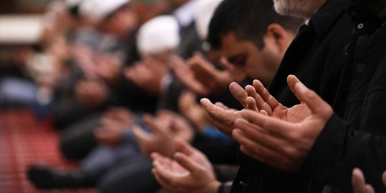 Berat Kandili'nde eller depremzedeler için semaya kalktı