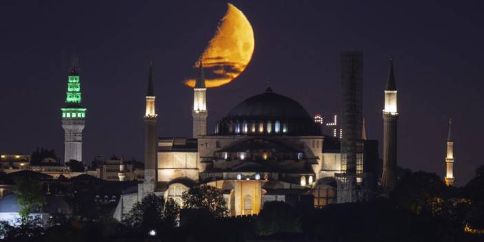 İstanbul'da yarım Ay ve Ayasofya