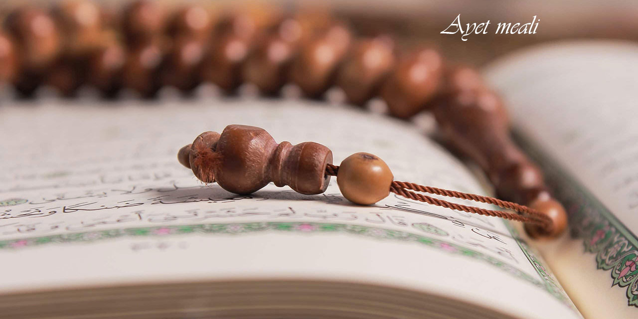 Onlar ve hanımları, gölgelerde tahtlar üzerinde oturup yaslanmış olanlardır