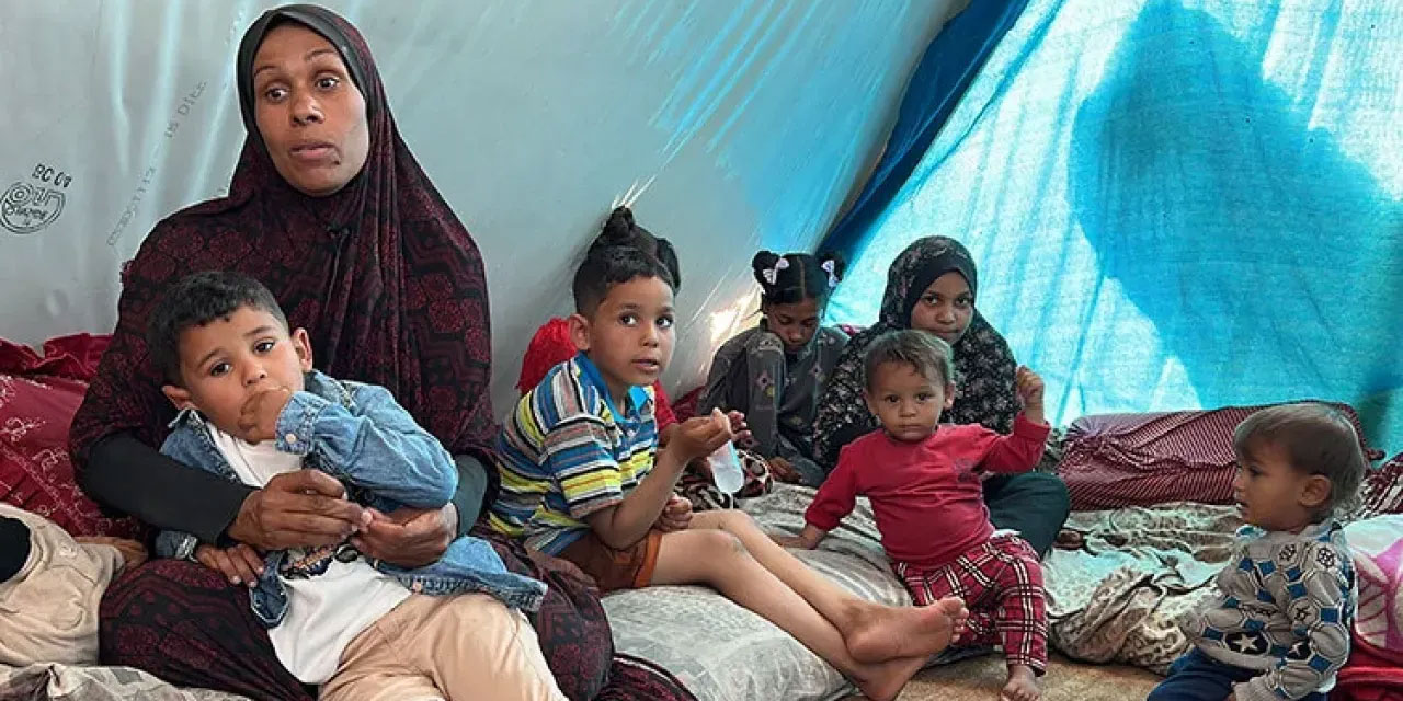 Filistinli anne, Refah'ta 9 çocuğunu büyütmeye çabalıyor