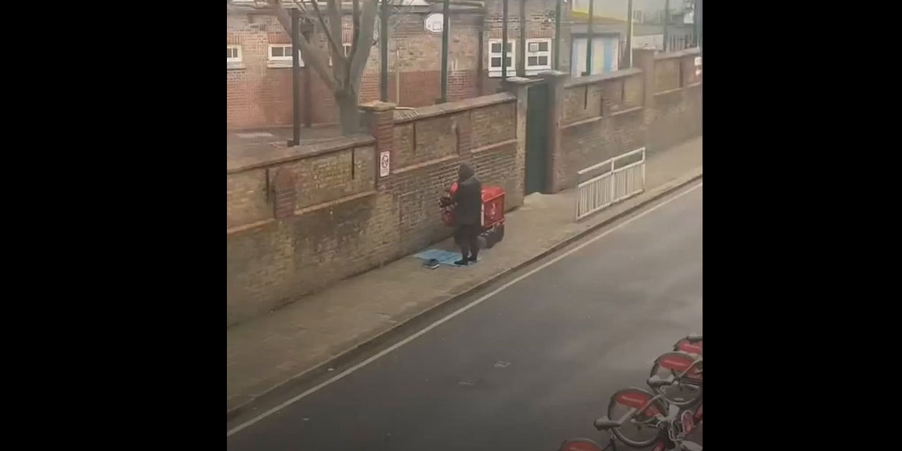 İngiliz kadın, sokakta namaz kılan postacıya hayran kaldı