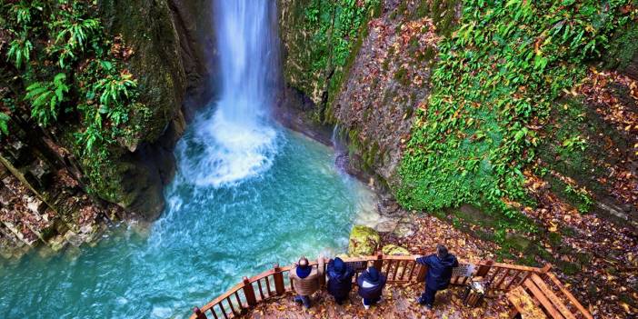Hazan renkleri eşliğinde akan Aktaş Şelalesi